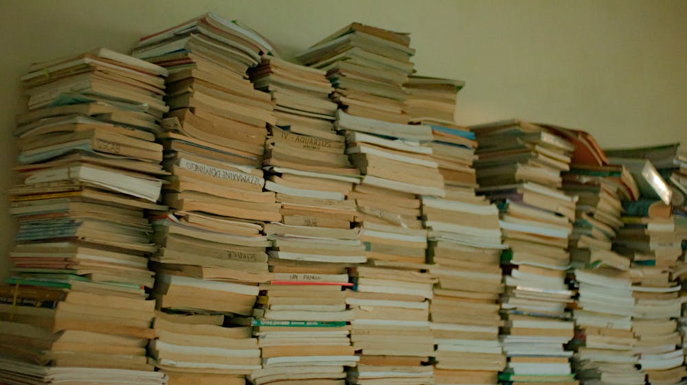 Стопка книг в твёрдом переплёте на столе
